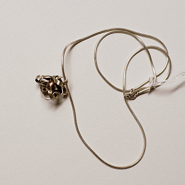 H�nge. Silver och ok�nt material i mitten.