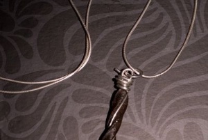 Tre rostiga silversmycken