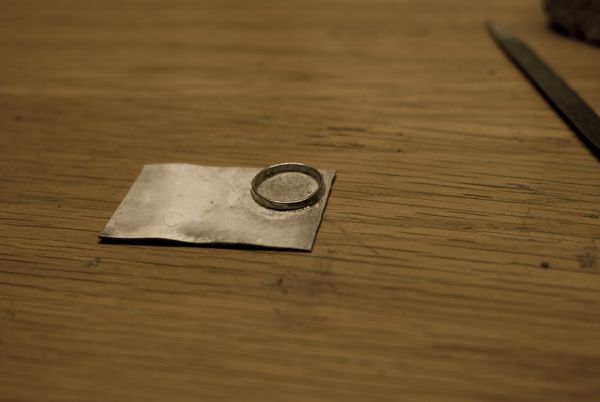 Löder fast ringen på silverplattan. Var försiktig då det är svårt att få upp rätt temperatur samtidigt på alla delarna.