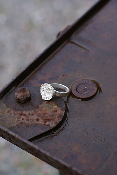 Ringen är i sterlingsilver och "dekorationen" i silverlera (så gott som rent silver)
