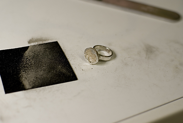 Bestmde mig fr att gra ytan slt p denna ring silverlera och sterlingsilver.