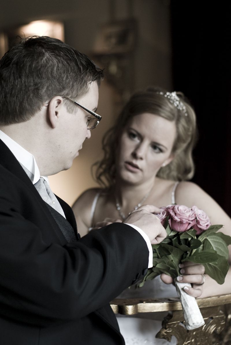 Bröllop - Brudgum granskar buketten