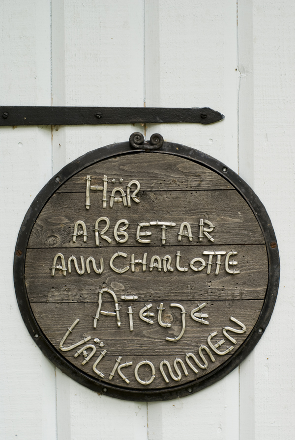 Skylt utanför Ann-Charlotte Littkajs verkstad.