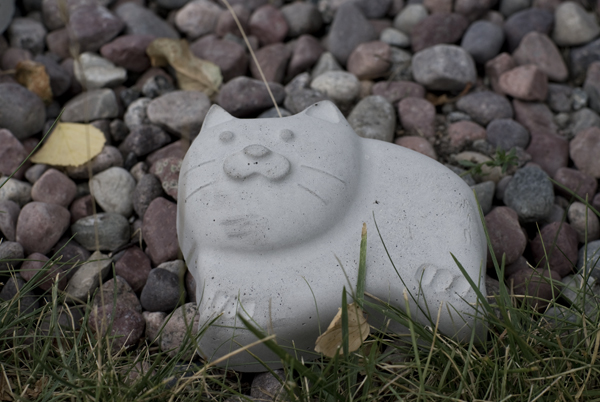 Under ett annat träd ligger en katt - Cement