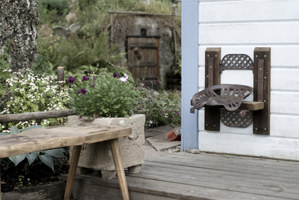 Delar från en traktor och gammal träbänk har tillsammans blivit en plats att filosofera på- Gammalt skrot och trämöbler