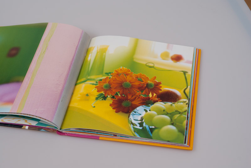 Som bakgrund på produktfoton har jag använt Reva Hallbäcks bok GÖR OM HEMMA med Färg